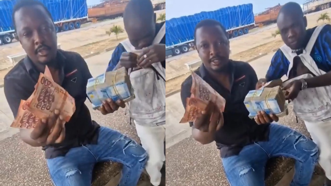 Excited Nigerian Man Flaunts Massive Naira Bundle After Exchanging 800 Ghana Cedis